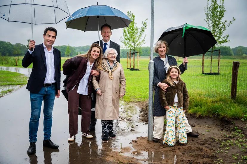 Onthulling eerste straatnaambord Aan de Vallei [wethouders Felix van Ballegooij en Dirk Franssen met de familie - vier generaties - van Ida Janssens]