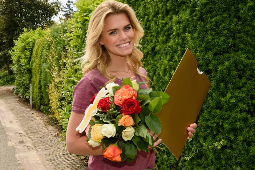 1 postcode loterij ambassadeur nicolette van dam met een cheque