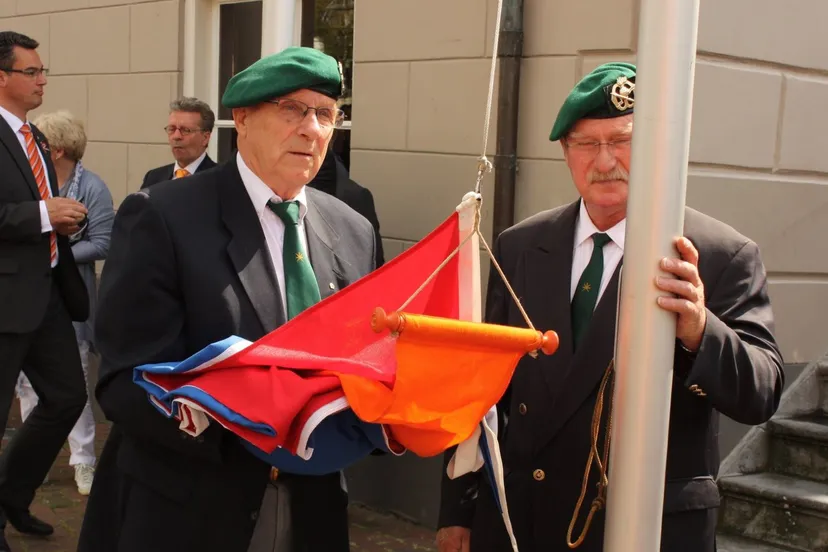 150427 hijsen van de vlag 2014 hans van damme e1430090965835