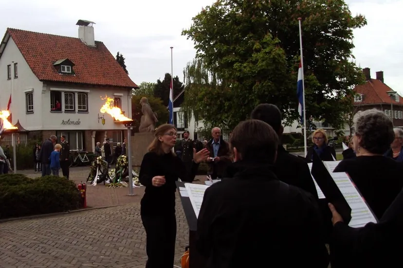 150504 dodenherdenking parklaan e1430770490840