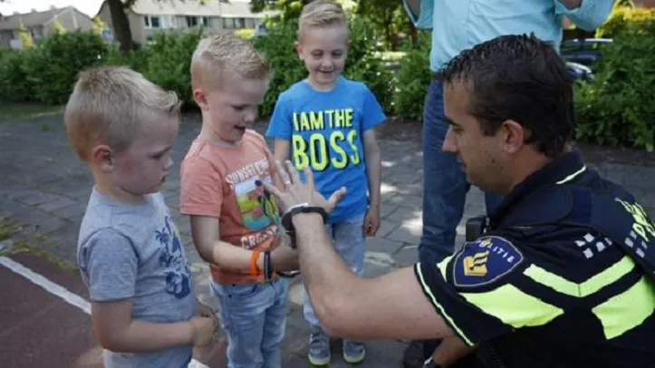 150617 agent in de boeien e1434492894495