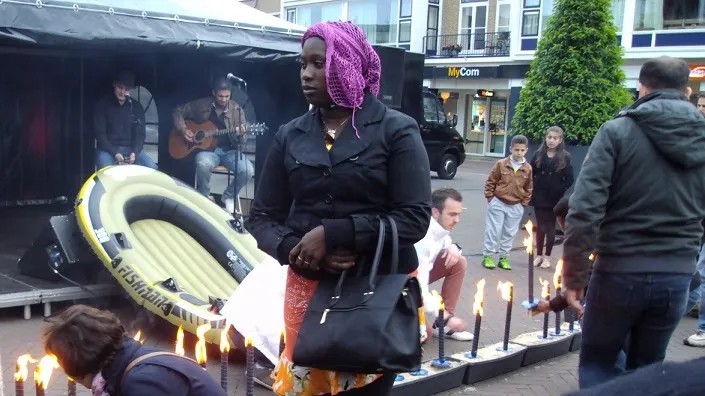 150620 bijeenkomst bootvluchtelingen fakkels e1434751388401