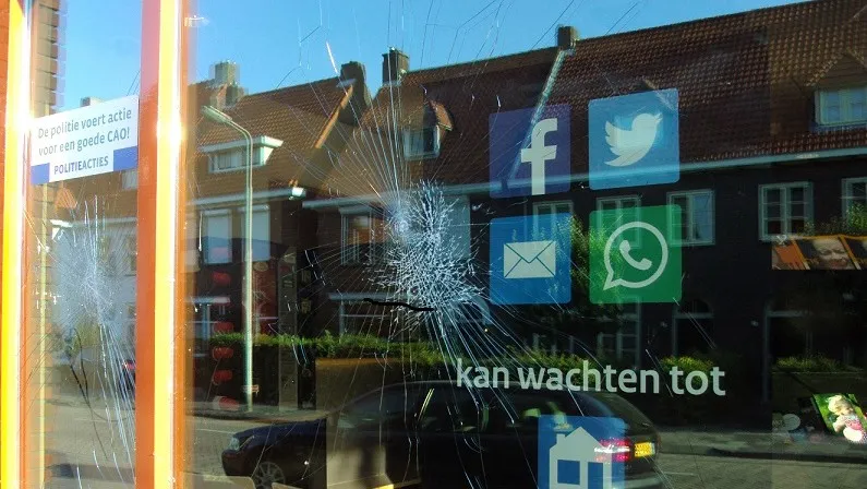 150707 gebroken glas politiebureau e1436220331859