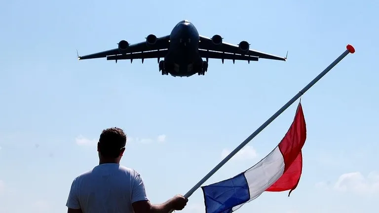 150717 mh17 slachtoffers komen aan op eindhoven jaap den dulk flickr cc by 20 e1437092182110