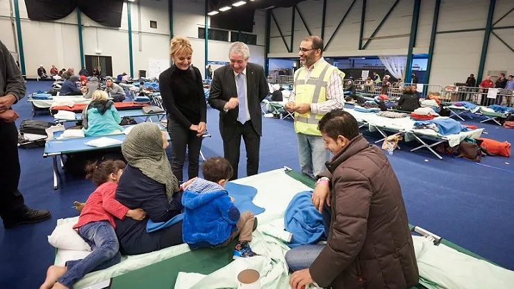 151003 burgemeester bezoekt vluchtelingen timo reisiger e1443877825252