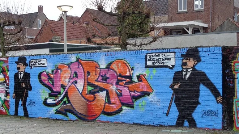 151211 jansen en janssen op muur politiebureau e1449835223886