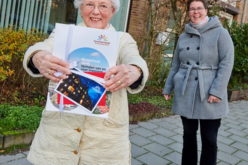 20201215 rsrd overhandiging boekje burgerhout rsrd