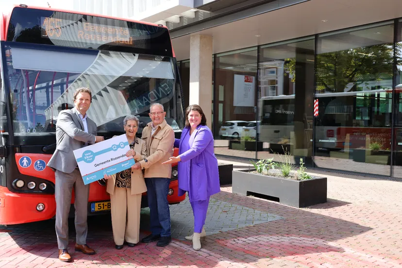 20230830 persbericht foto vep overhandiging jan pieter been regiodirecteur arriva bewoners mr en mvr van luijk de groen wethouder sanneke vermeulen