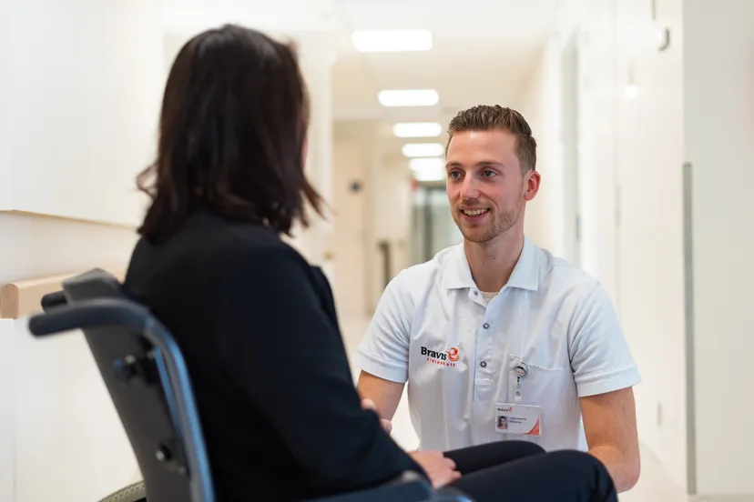 a verpleegkundige met patient op afd rsd 2021 27