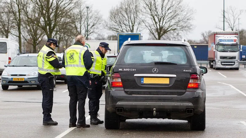 agenten bij verkeerscontrole
