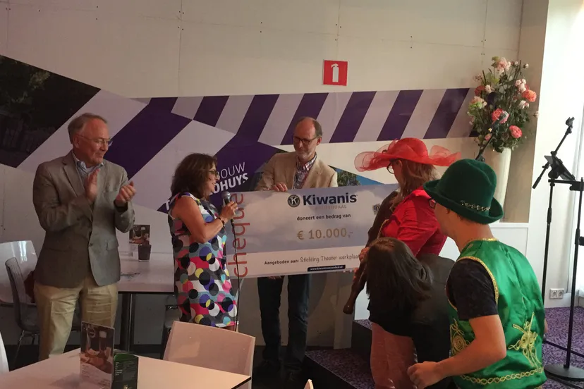 cheque uitreiking eur 10000 aan theaterwerkplaats tiuri