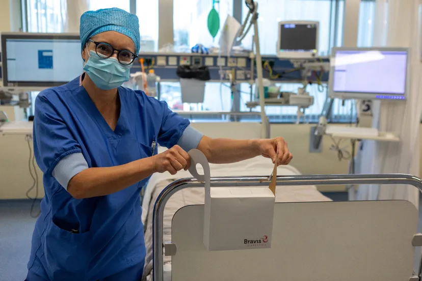 dankzij bravis bedbox kunnen bril gebit en gehoorapparaat mee de operatiekamer in
