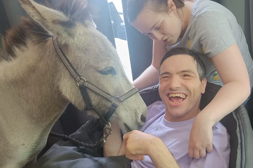 een clientbegeleider met bewoner michel