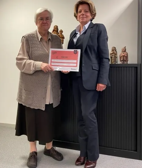 foto uitkreiking cheque 100 gebaren aan zusters franciscanessen van mariadal