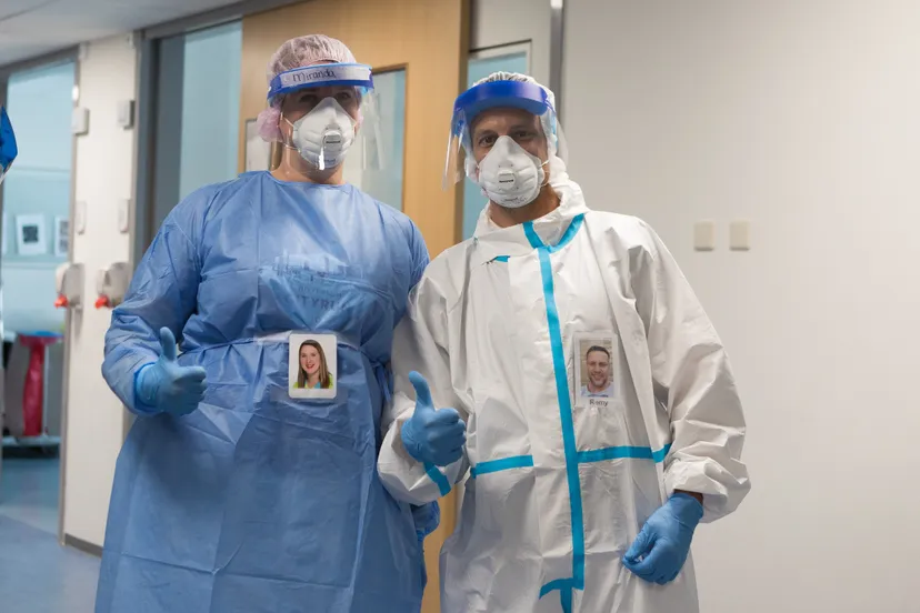 fotos op isolatiekleding geven zorgmedewerkers een gezicht 1