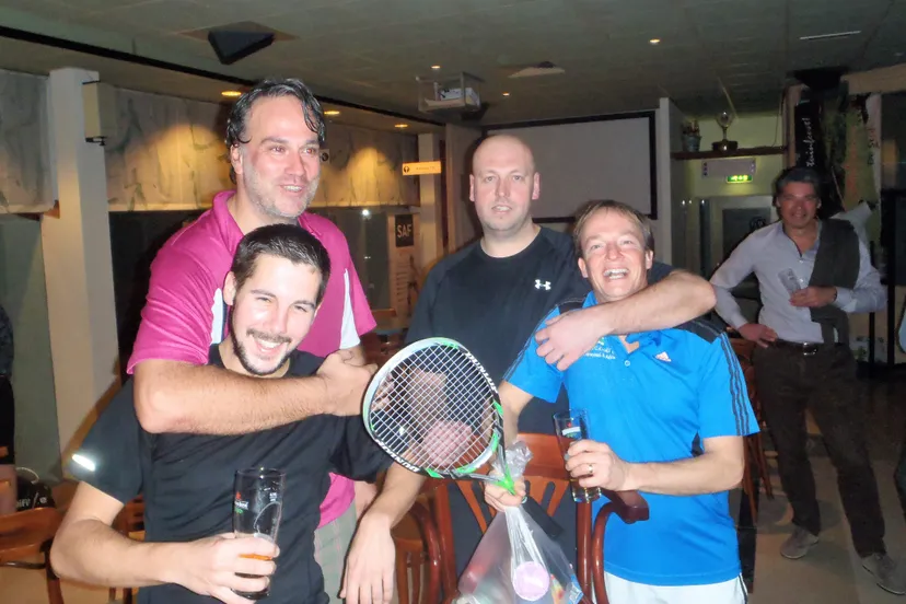 kampioenen hadden hun tegenstanders in wurggreep e1484067021851