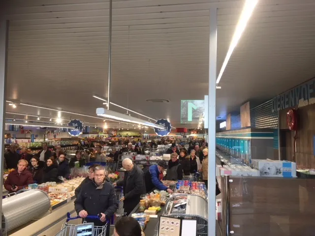 kassarijen tot aan einde aldi filiaal