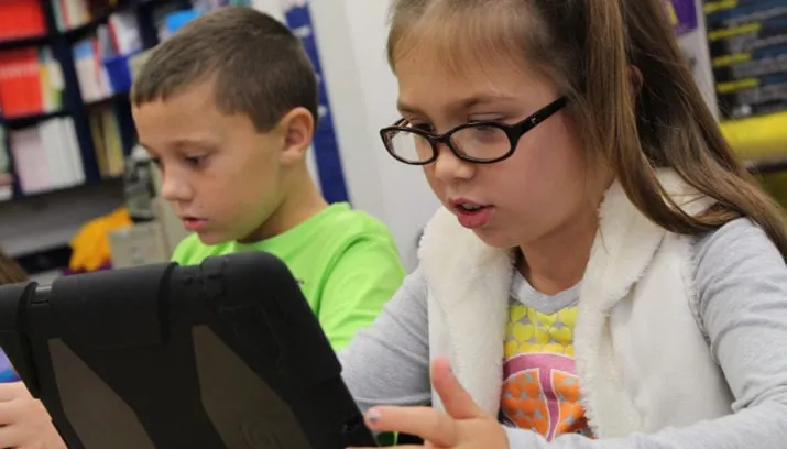 kinderen achter scherm