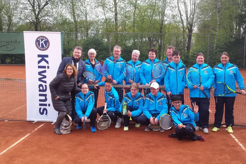 kiwanis nieuwe tennisoutfits tennisclub etten