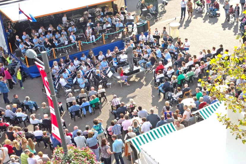 liggende foto rsd nieuws boven aanzicht all4harmonie finale er worden enkele slotstukken gespeeld door alle muzikanten gezamenlijk foto all4harmonie 2