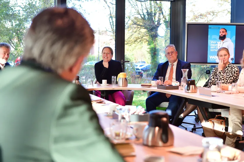 minister carola schouten in gesprek met een inwoner