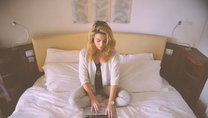 moeder achter laptop