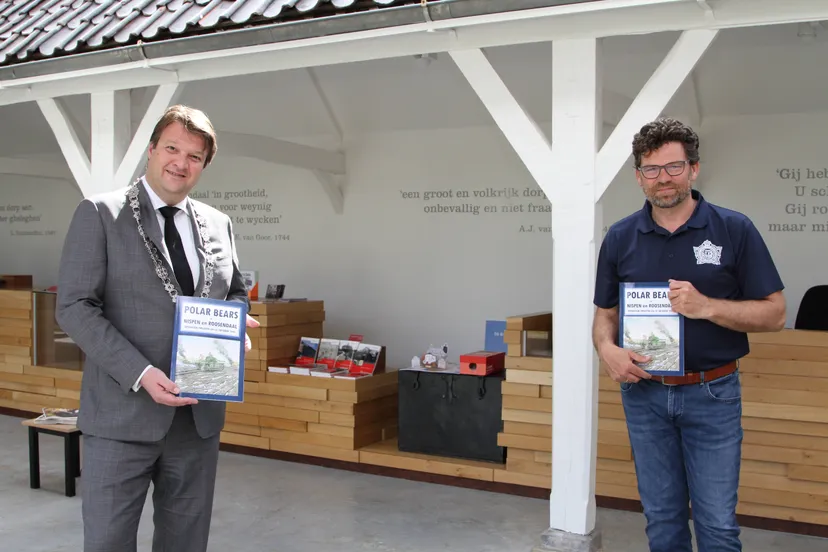 overhandiging boek door robert catsburg aan burgemeester van midden