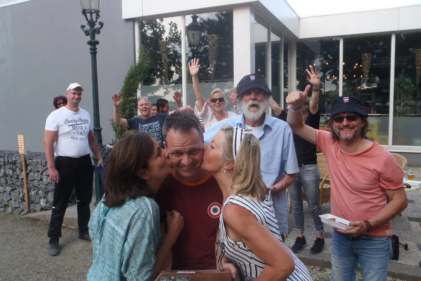 pieter van geel ondergaat gedwee het winnaars ceremonieel