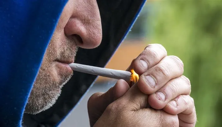 stoppende roker krijgt maand lang steun 715x408
