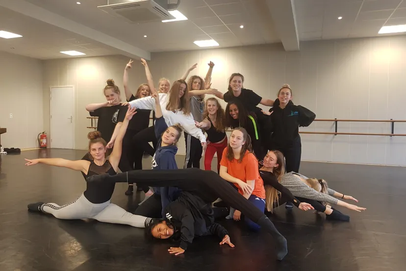 studenten van mbo dans performen samen met professionele dansers in stadsoevers op zondag 6 oktober