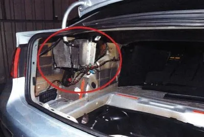 verborgenruimte in zijkant kofferbak