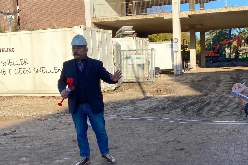 wethouder cees lok voor het gesloopte huis van roosendaal e1604503955502