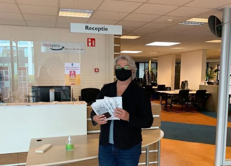 wethouder klaar koenraad reikt mondkapjes uit bij wegwijs 1 e1603435189178