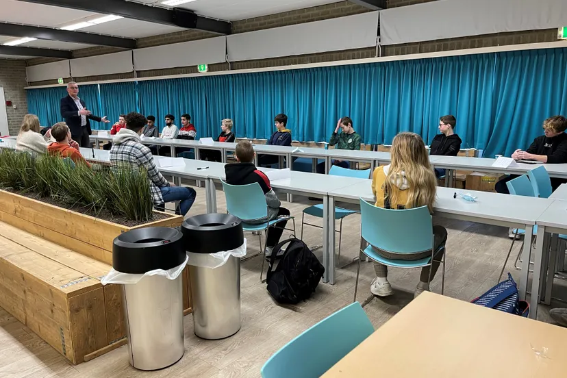 wethouder van ginderen in gesprek met schooljeugd 2