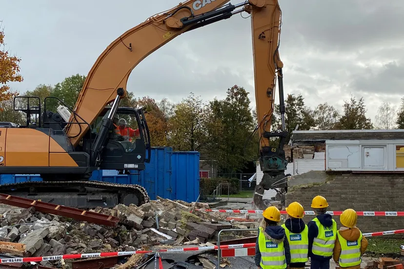 wethouder van ginderen sloopt onder toezicht van schoolkinderen de oude school 1 e1603917385353