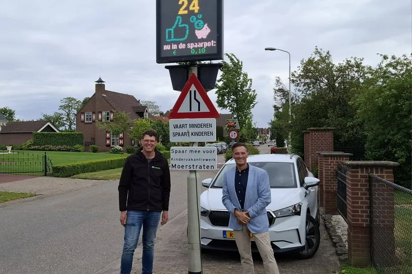 20250528 snelheidsmeter moerstraten initatiefnemer marc van der bol en wethouder robin heij