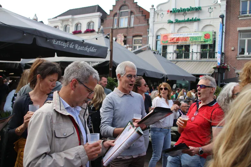 heerlijk meezingen tijdens de markt zingt