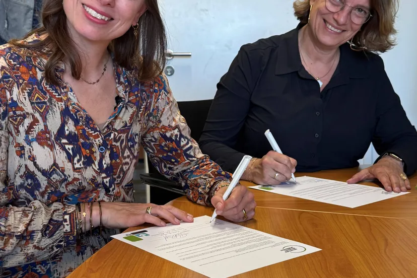 tekenmoment rsg t rijks en ad academie vlnr roxanne hamers conrector havo rsg t rijks veronique van de reijt directeur associate degrees academie