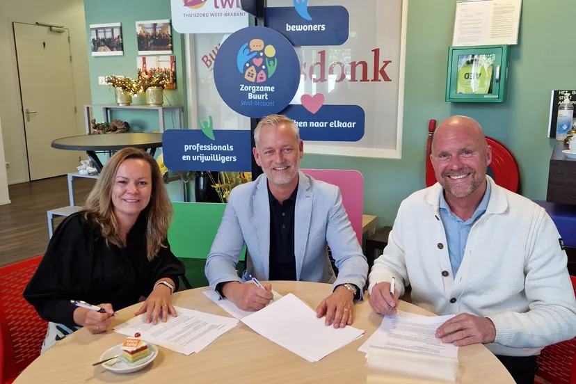 tekenmoment stamtafels 8 mei 2025 vlnr wethouder evelien van der star christ jan danen twb ad van rijen wijzijn