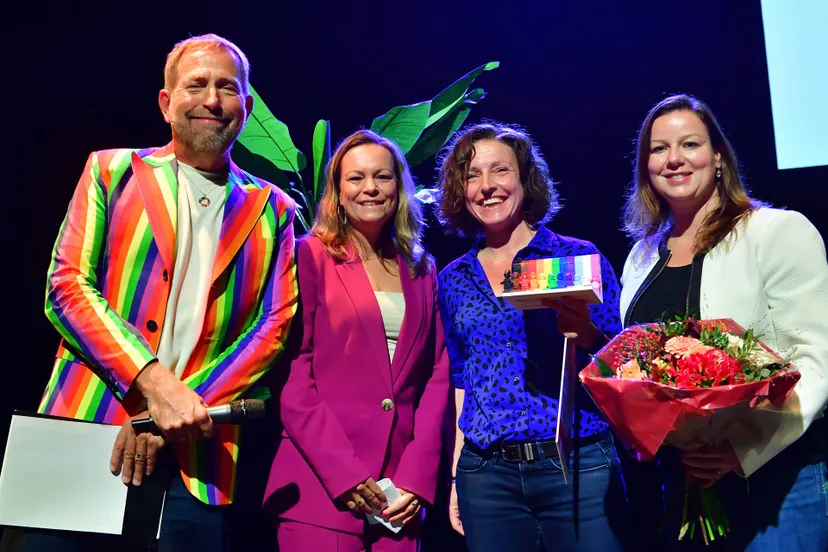 20250917 Regenboogaward 2024 wethouder Evelien van der Star met winnaar van 2024 Bravis Ziekenhuis