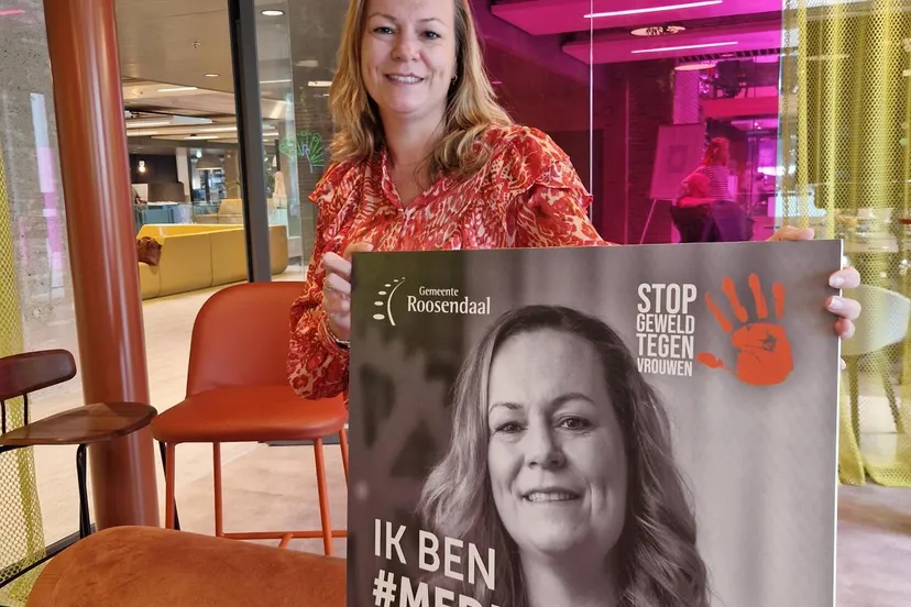 Wethouder Evelien van der Star - Orange the World staand