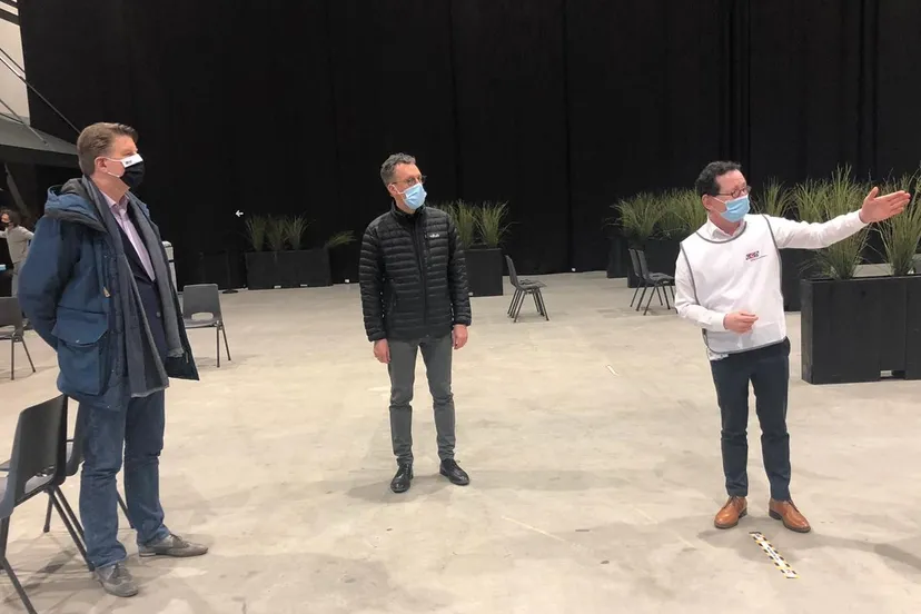 bezoek aan corona vaccinatielocatie