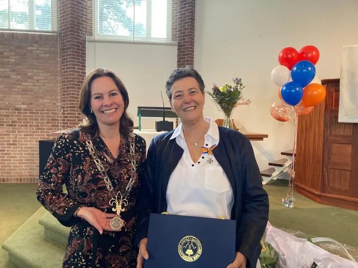 koninklijke onderscheiding uitgereikt aan mevrouw litha kaljee veldhuizen