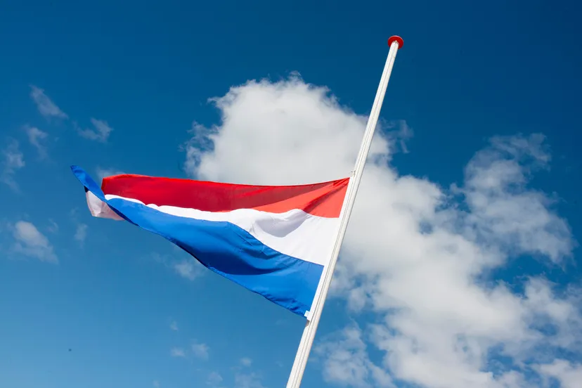 nederlandse vlag half stok