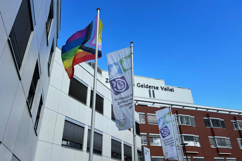 20250922 Ziekenhuis Gelderse Vallei hijst diversiteitsvlag ‘Iedereen moet zich welkom voelen’