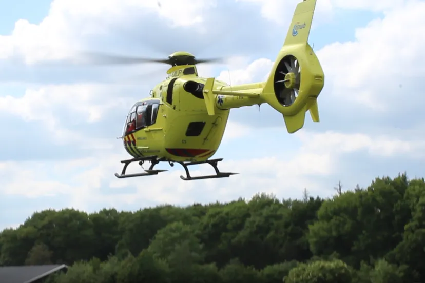 traumahelikopter-zoekt-gewonden-in-het-bos-bij-lunteren-foto-chris-ouboter