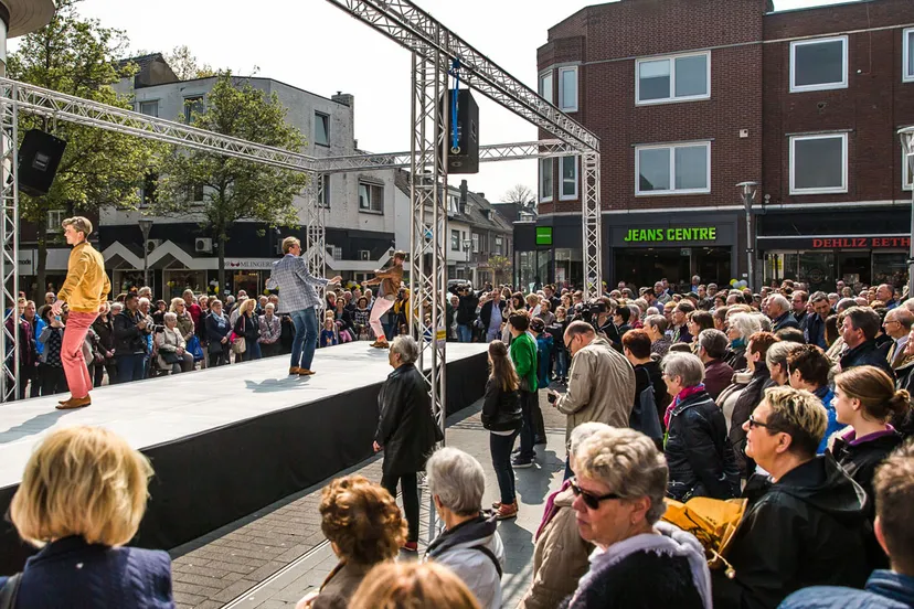 002 topdrukte tijdens de fashion walk