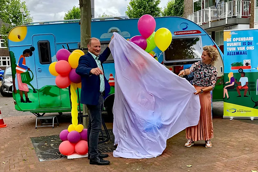 028 20240527 sanne janssen van hutsspot en wethouder leon geilen onthullen een art bin