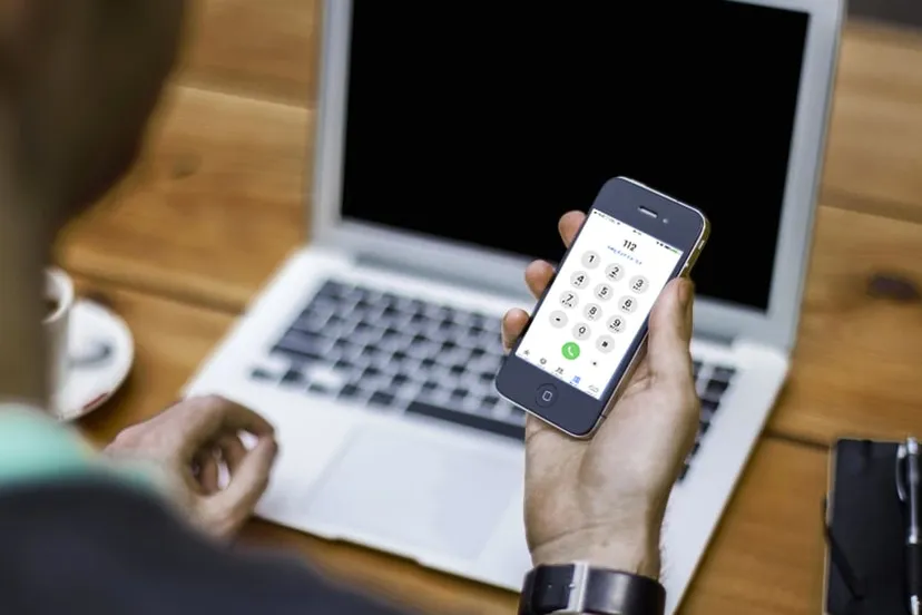 112 man laptop iphone apple koffie zzp