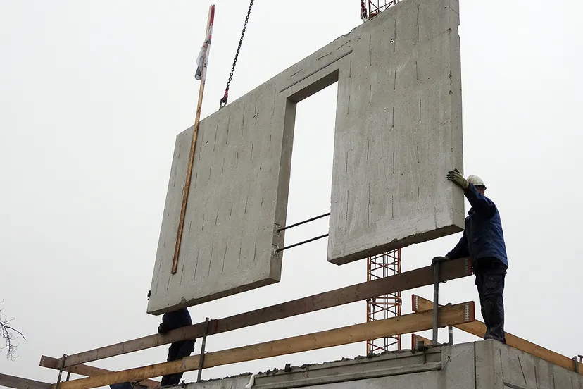 14 foto 2 toekomstige bewoners bronstraat vieren hoogste punt en dragen steentje bij 002